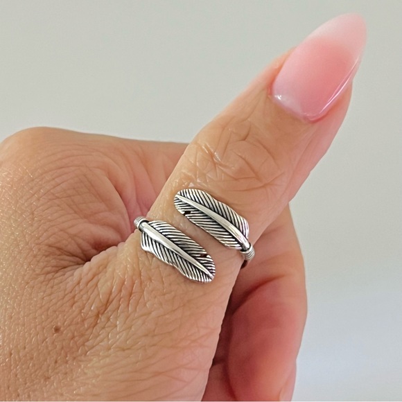 Sterling silver delicate two feather ring, silver feather ring, feather ring - Picture 8 of 11